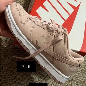 Nike women dunks
